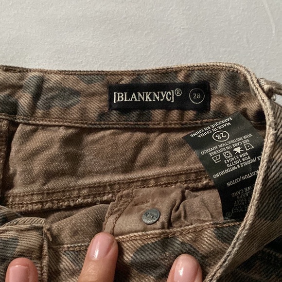 BLANK NYC DENIM LEOPARD SKIRT - Picture 3 of 4